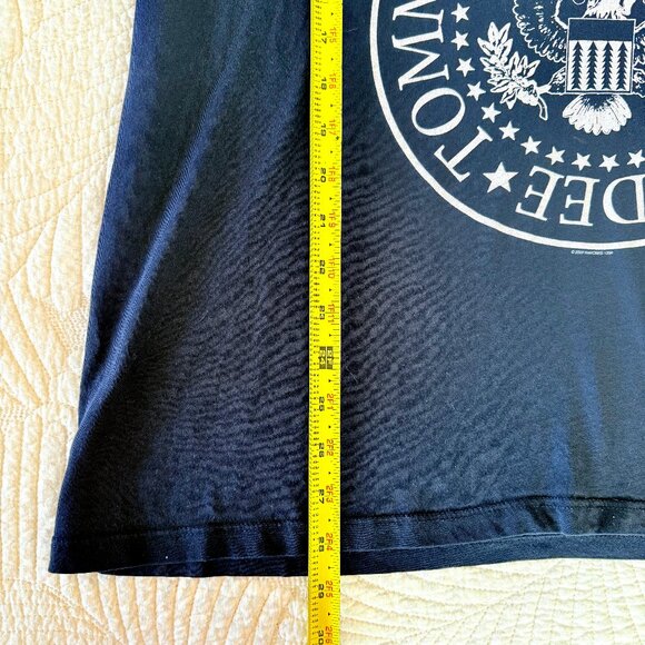 Vintage 2007 Women's Ramones 1234 V-Neck Graphic Band Tshirt Size XL - Picture 11 of 11